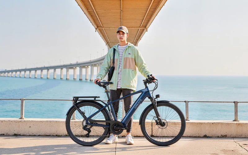 QREATE City Pro-A – Donkerblauw – Met fietser onder een brug