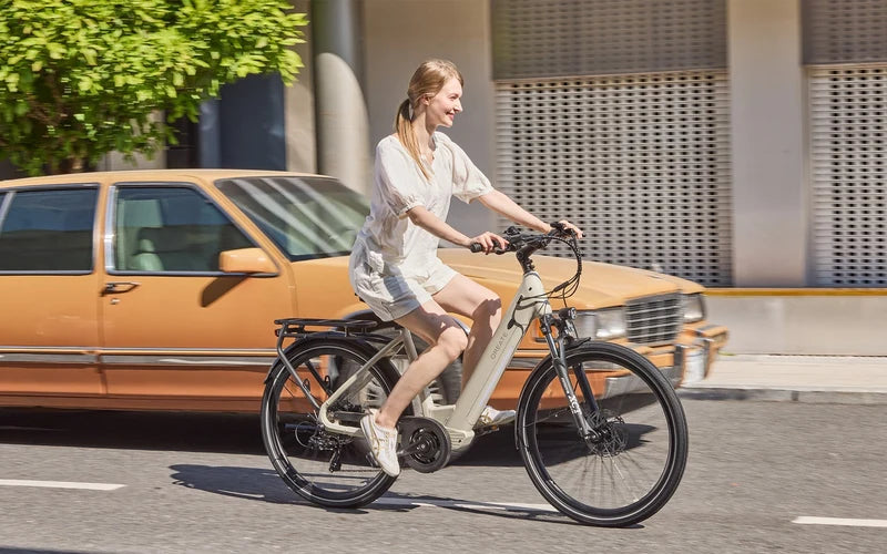 QREATE City Pro – Crème – Tijdens een rit door de stad