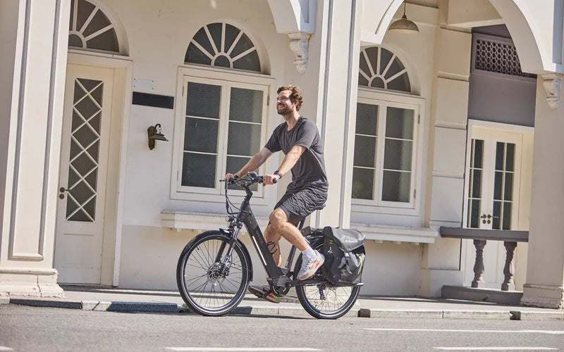QREATE City Pro – Zwart – Tijdens het fietsen met optionele fietstassen