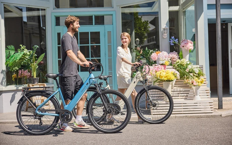 QREATE City Air – Lichtblauw – Naast een andere e-bike voor een winkel