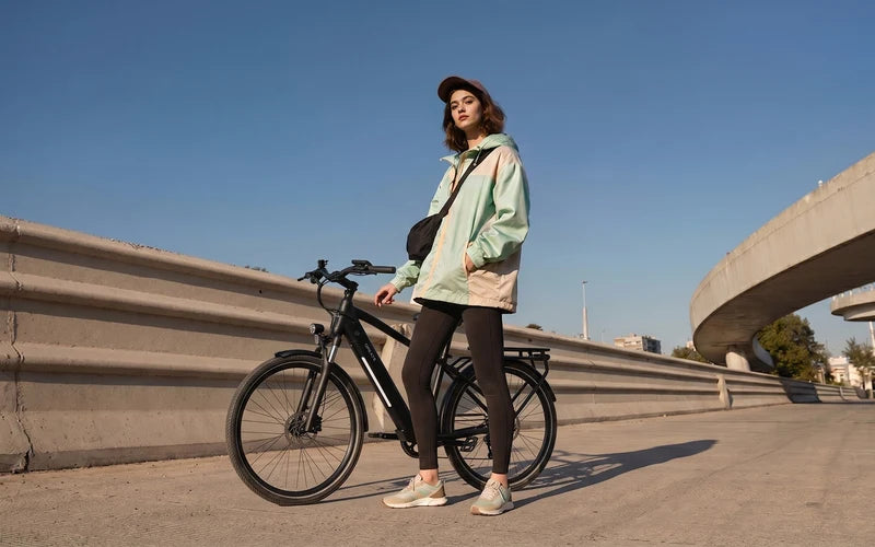QREATE City Pro-A – Zwart – Met fietser in de buitenlucht