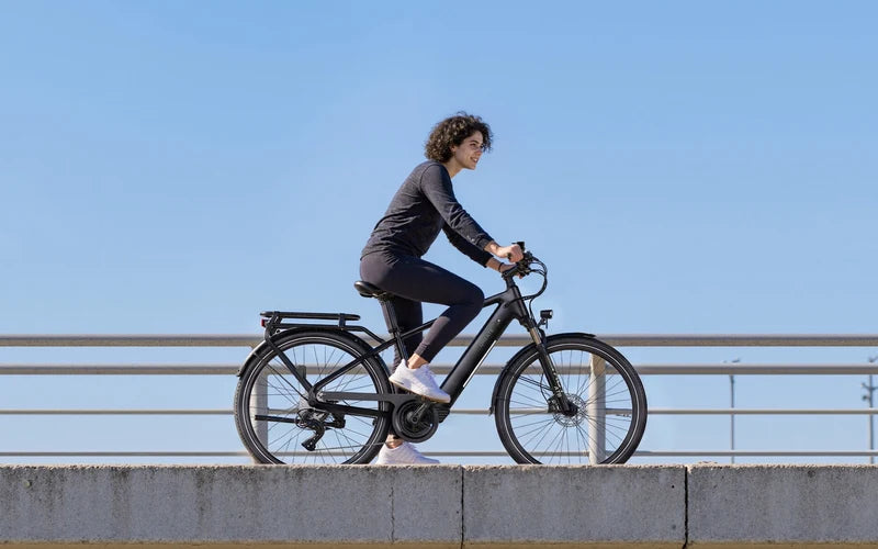 QREATE City Pro-A – Zwart – Tijdens een rit langs het water